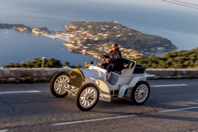 Mercedes 35 CV en competición en Niza, auto revolucionario que consolidó a Mercedes-Benz como referente del automóvil moderno.