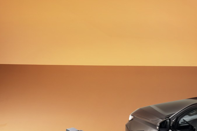 Toyota Hilux BEV 2026 vista aérea, vehículo eléctrico de alta capacidad, diseño innovador, espacio de carga amplio, referencia en pickups sostenibles y tecnológicas.