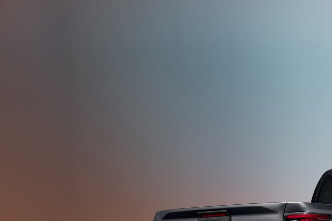 Toyota Hilux BEV 2026 vista trasera, pickup eléctrica de última generación, diseño robusto y moderno, movilidad sostenible, innovación automotriz.