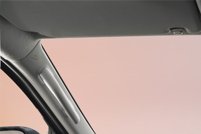 Interior Toyota Hilux BEV 2026, cabina digital avanzada con pantallas, tecnología de vanguardia, confort y conectividad premium para pickups eléctricas.