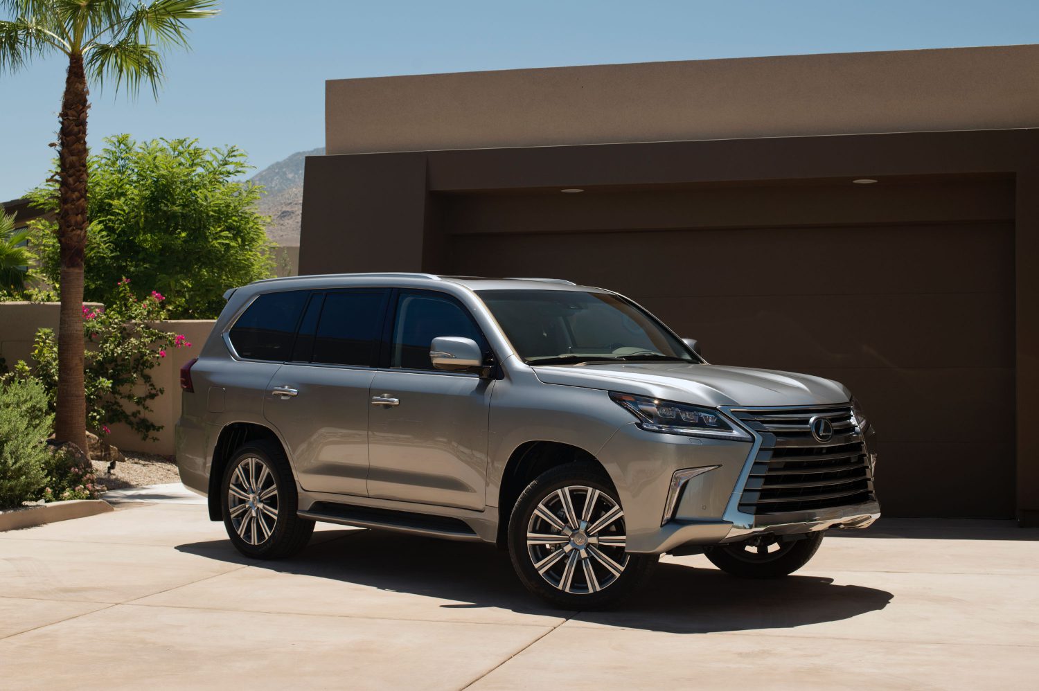 Lexus LX 570 2017.