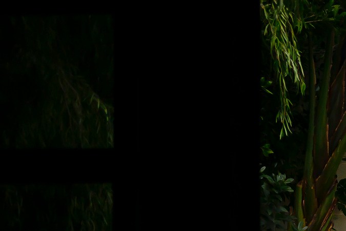 Fiat 500e 2024 rosa eléctrico estacionado junto a jardín tropical, city car italiano de cero emisiones para movilidad urbana sostenible.