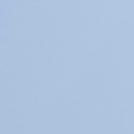 Chrysler Pacifica 2026 blanca frente a edificio histórico y banderas de Estados Unidos, minivan familiar estadounidense ideal para viajes urbanos y suburbanos.