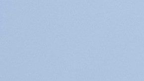 Chrysler Pacifica 2026 blanca frente a edificio histórico y banderas de Estados Unidos, minivan familiar estadounidense ideal para viajes urbanos y suburbanos.