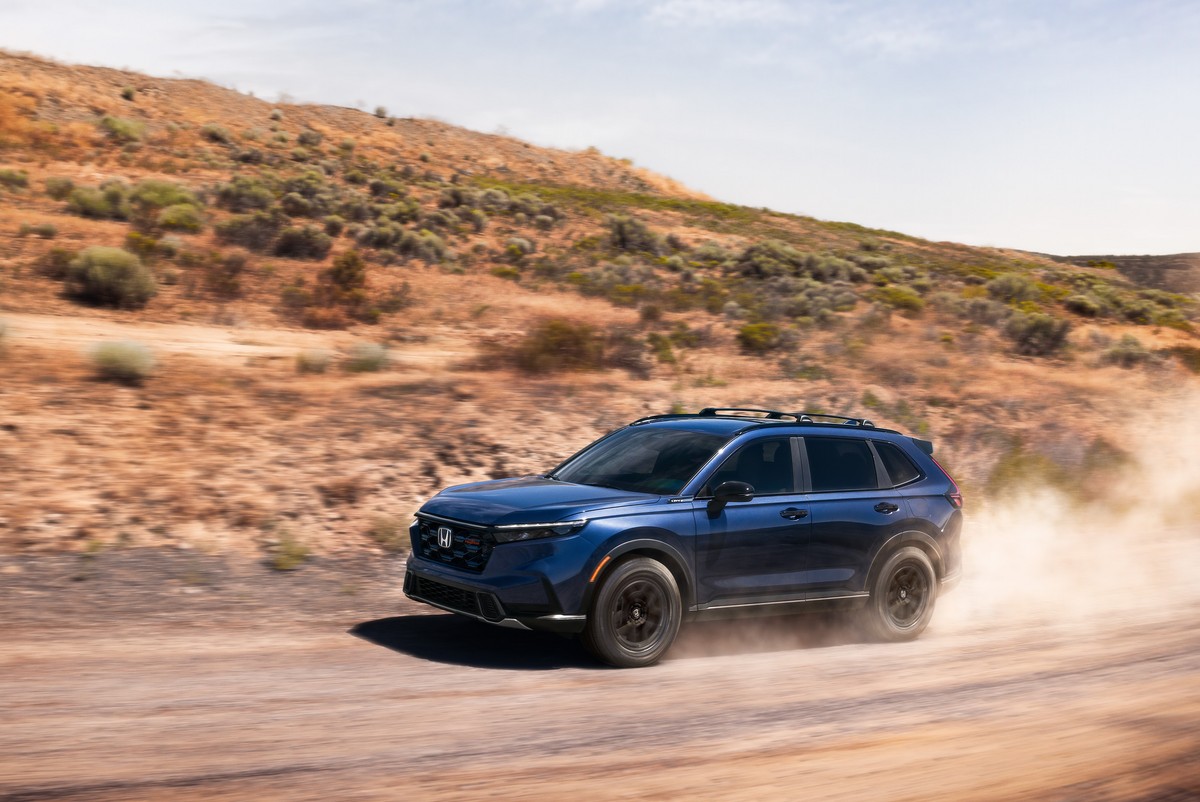 SUV Honda CR‑V TrailSport híbrido 2026 azul, conduciendo en camino de tierra, prueba off-road, SUV familiar eficiente ideal para aventuras.​