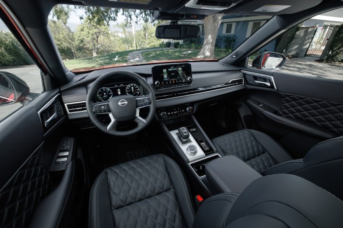 Nissan Rogue Plug-in Hybrid 2026 tiene un interior espacioso.