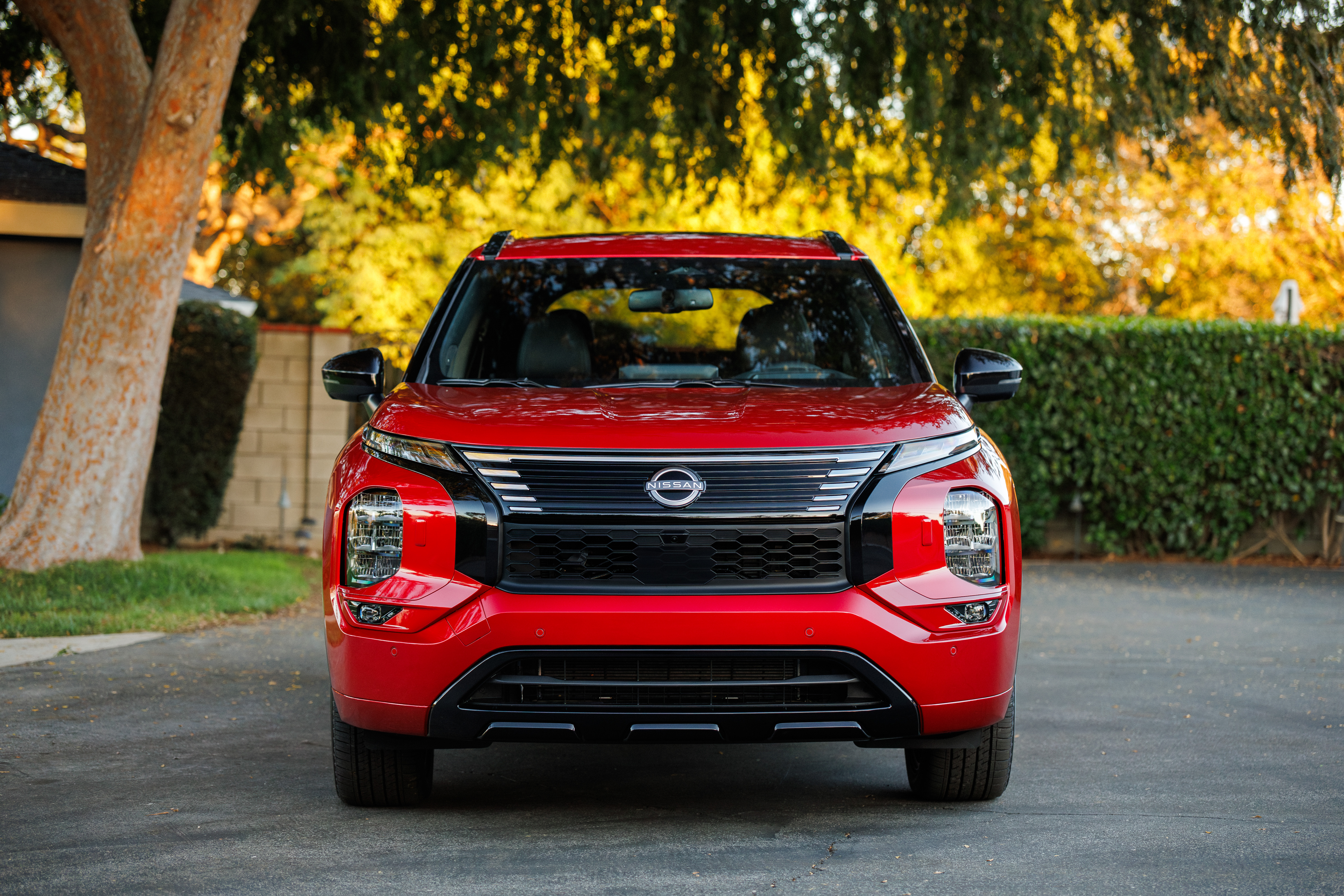 Nissan Rogue Plug-in Hybrid 2026 tiene una parrilla más moderna.