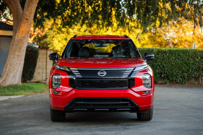 Nissan Rogue Plug-in Hybrid 2026 tiene una parrilla más moderna.