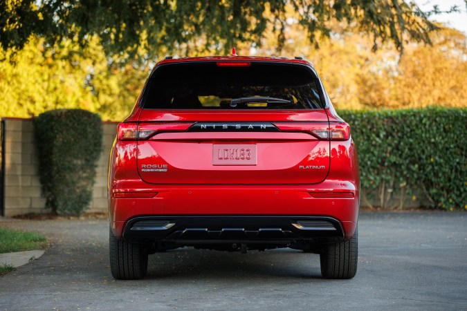 Nissan Rogue Plug-in Hybrid 2026 tiene un exterior renovado.