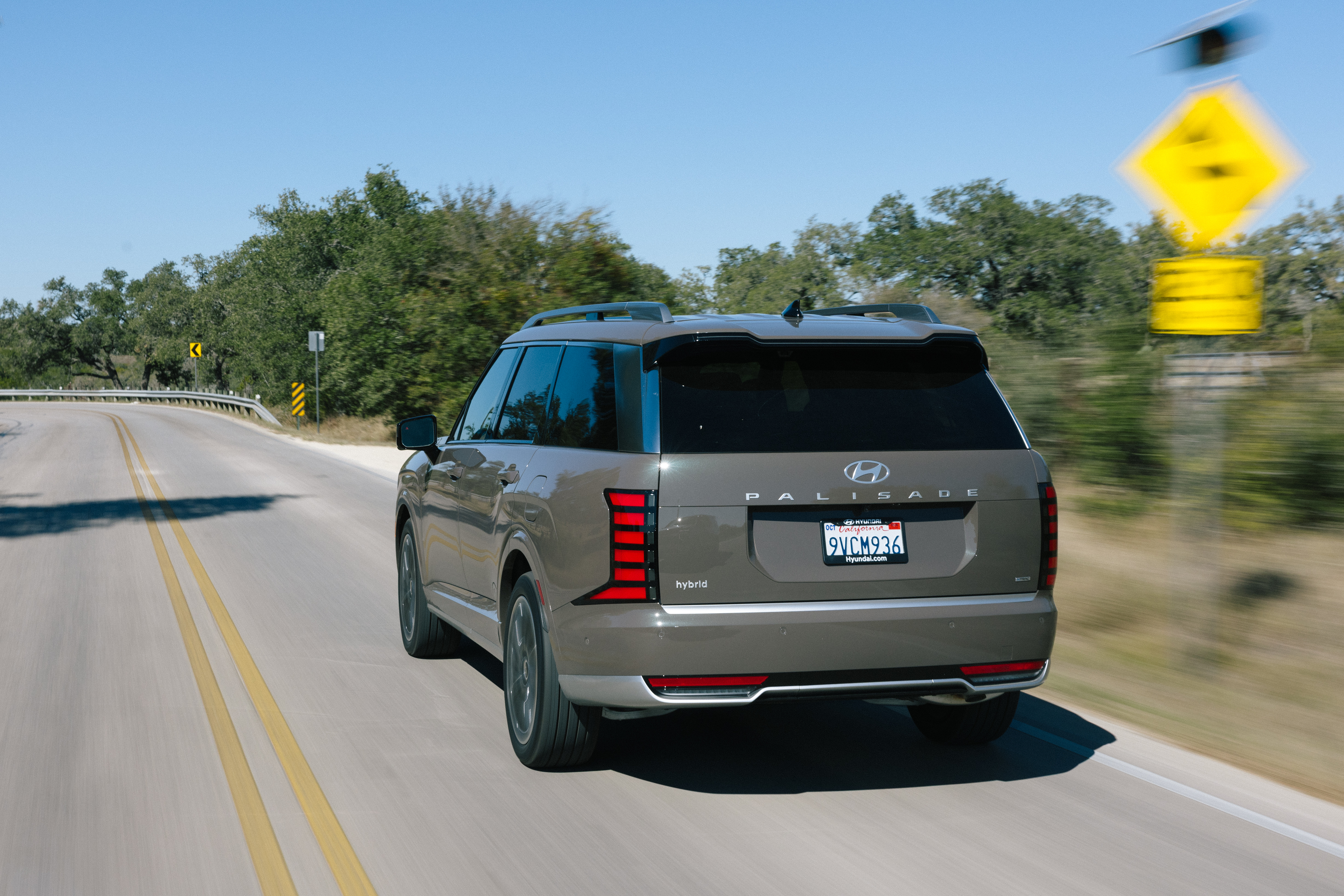 Hyundai Palisade Hybrid 2026 tiene un rediseño de toda la parte trasera.
