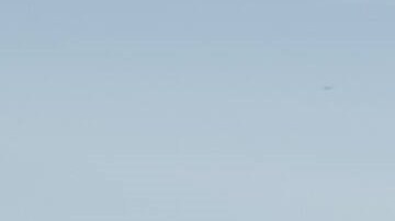 Kia EV9 GT 2026 en movimiento por carretera desértica, SUV eléctrico premium, eficiencia y potencia destacada en el segmento automotriz.