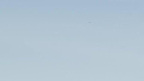 Kia EV9 GT 2026 en movimiento por carretera desértica, SUV eléctrico premium, eficiencia y potencia destacada en el segmento automotriz.