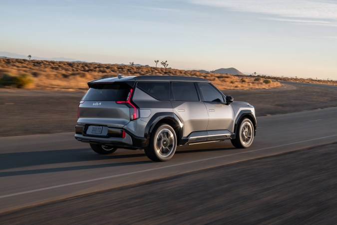 Kia EV9 GT 2026 en movimiento por carretera desértica, SUV eléctrico premium, eficiencia y potencia destacada en el segmento automotriz.