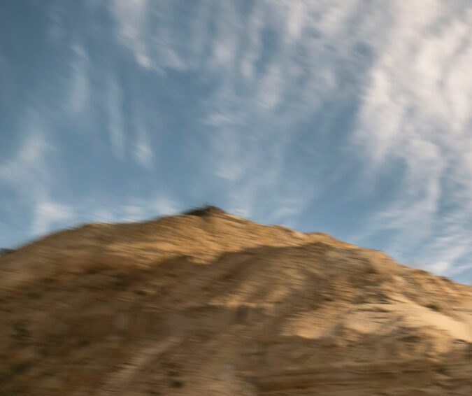 Toyota Tacoma TRD Pro 2026 blanca cruzando terreno arenoso desértico, pickup off-road de alto rendimiento y diseño robusto.