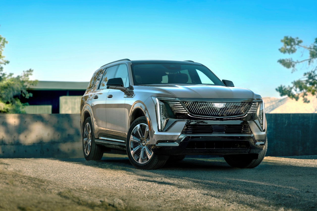 Cadillac Escalade IQ 2026 estacionado, estilo futurista, parrilla iluminada, SUV eléctrico de lujo, ideal para familias y tecnología automotriz