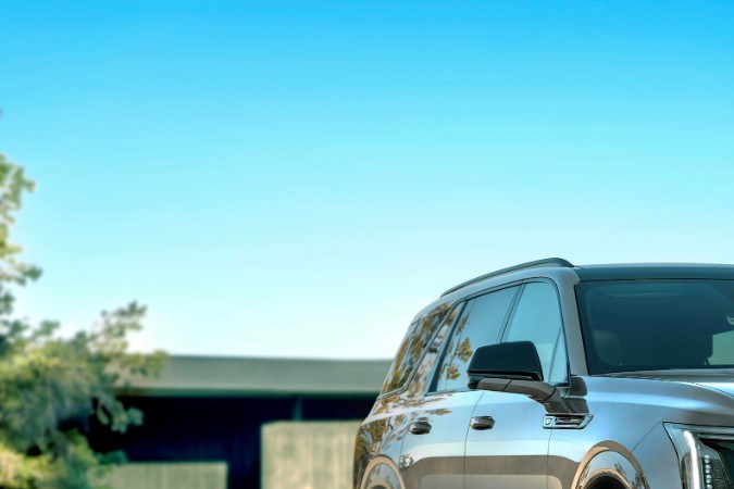 Cadillac Escalade IQ 2026 estacionado, estilo futurista, parrilla iluminada, SUV eléctrico de lujo, ideal para familias y tecnología automotriz