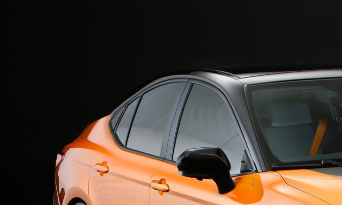 Camry GT-S Concept 2025 presentado en SEMA, sedán deportivo naranja y negro con modificaciones únicas, tendencias automotrices y personalización.