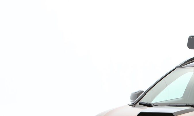 Toyota Corolla Cross NASU Edition vista trasera SEMA 2025, diseño aventurero, pintura iridiscente, SUV para exploradores, equipamiento robusto y moderno en SEMA.