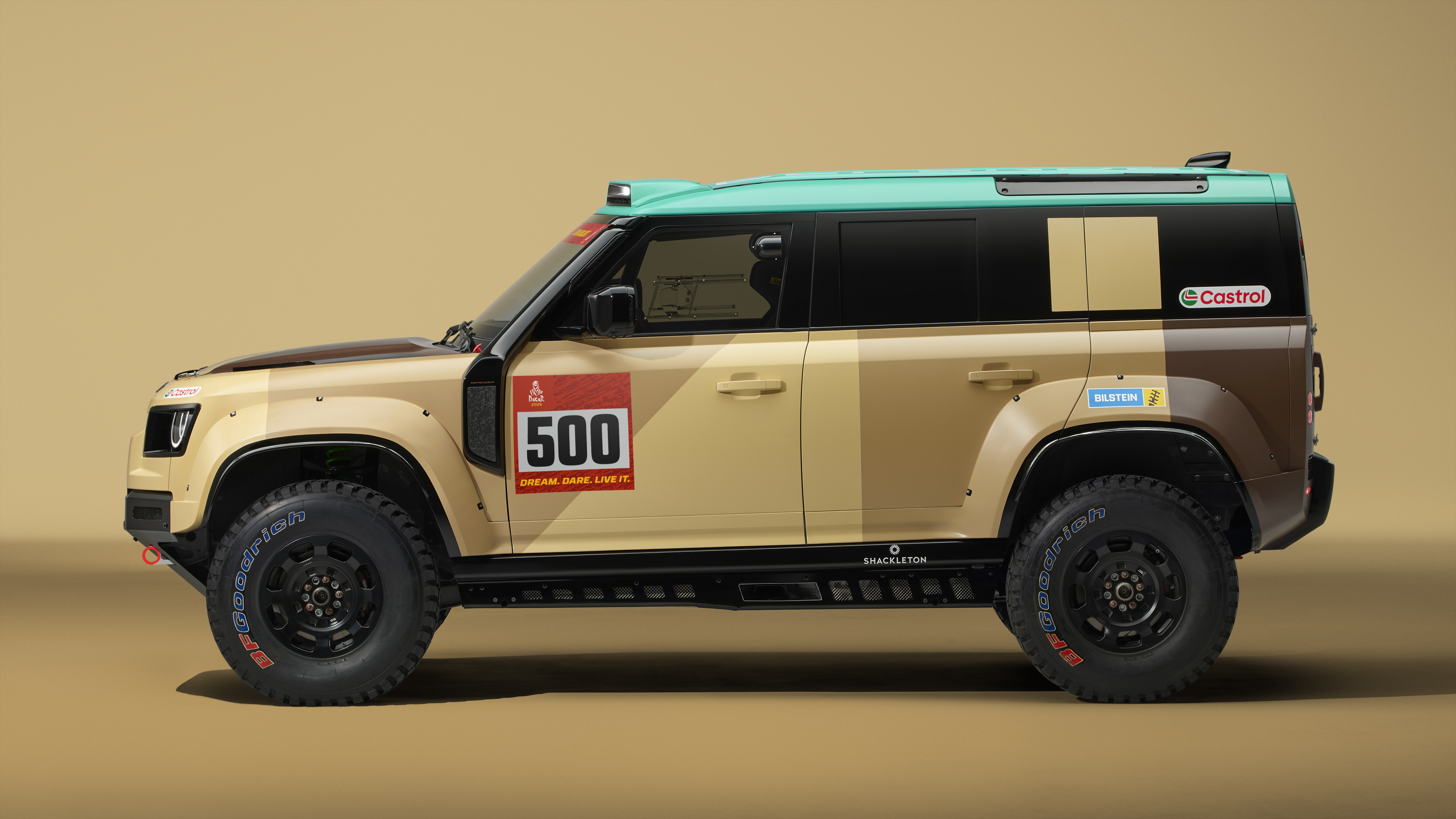 Land Rover Defender Dakar D7X-R 2026 tiene un acabado camuflado en arena.