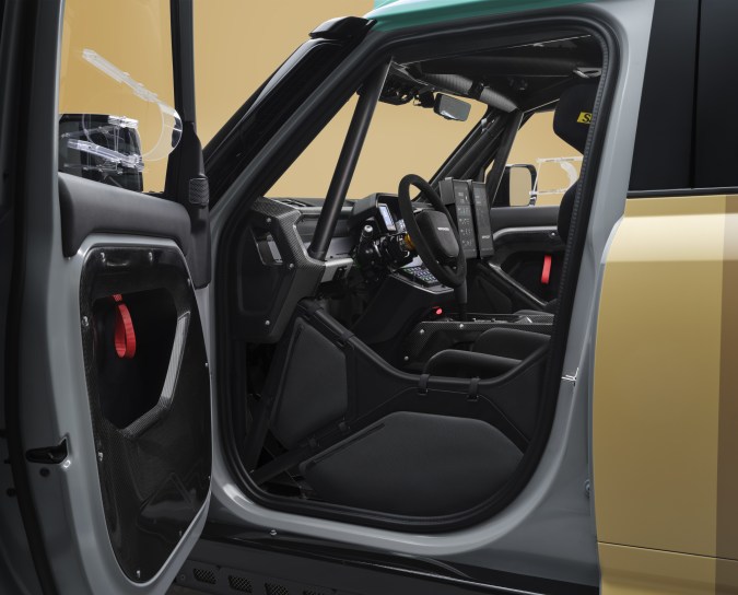 Land Rover Defender Dakar D7X-R 2026 tiene varias modificaciones en el interior.