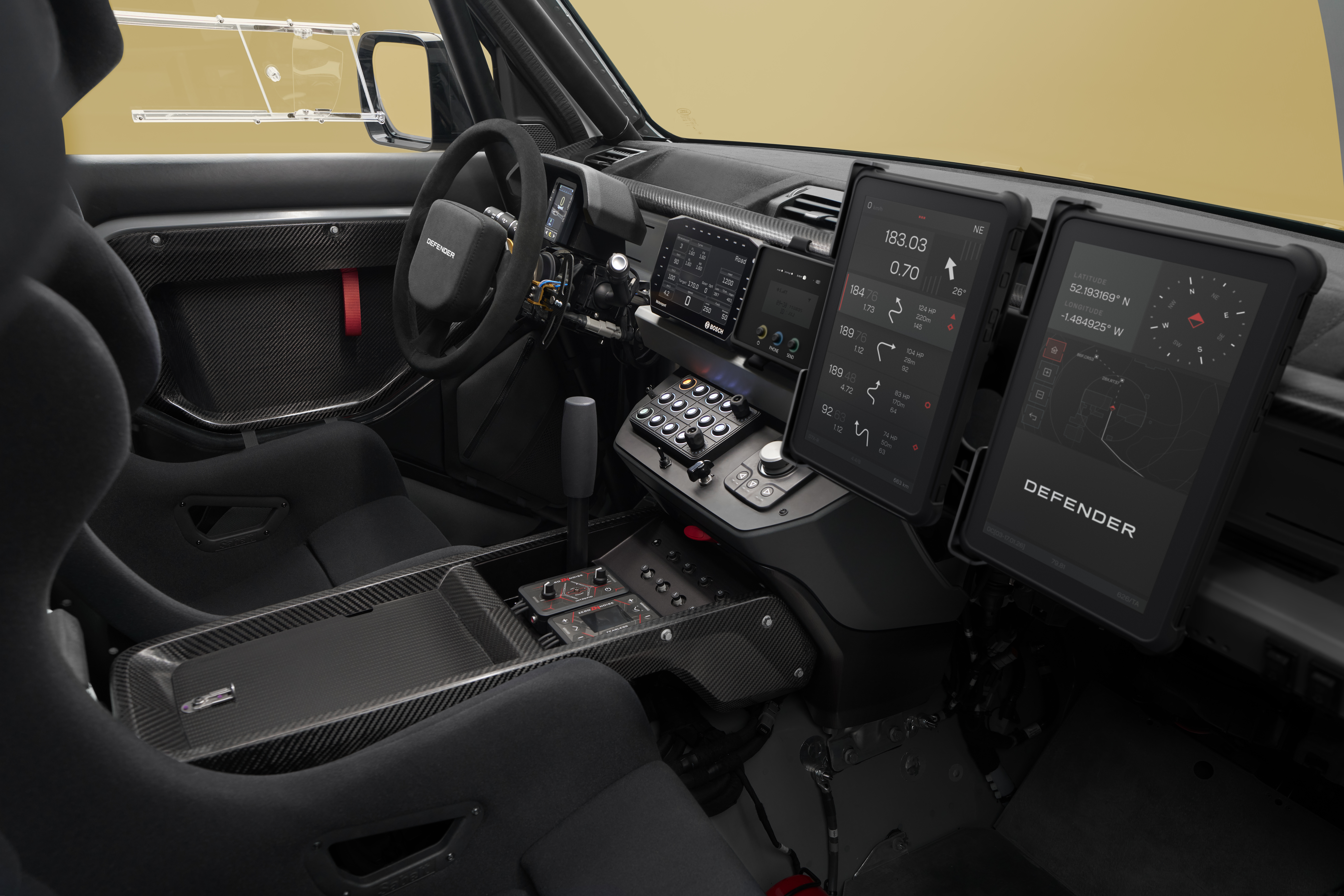 Land Rover Defender Dakar D7X-R 2026 tiene un interior enfocado en competición.
