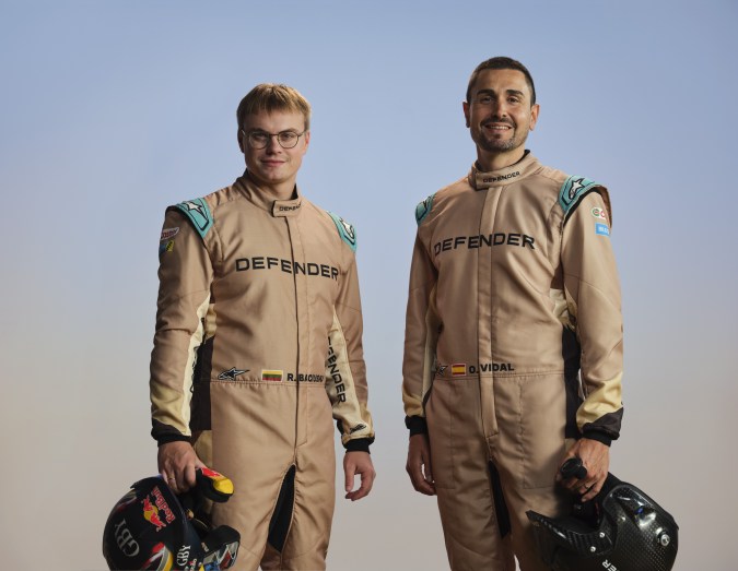 Land Rover Defender Dakar D7X-R 2026 espera ganar con grandes pilotos.
