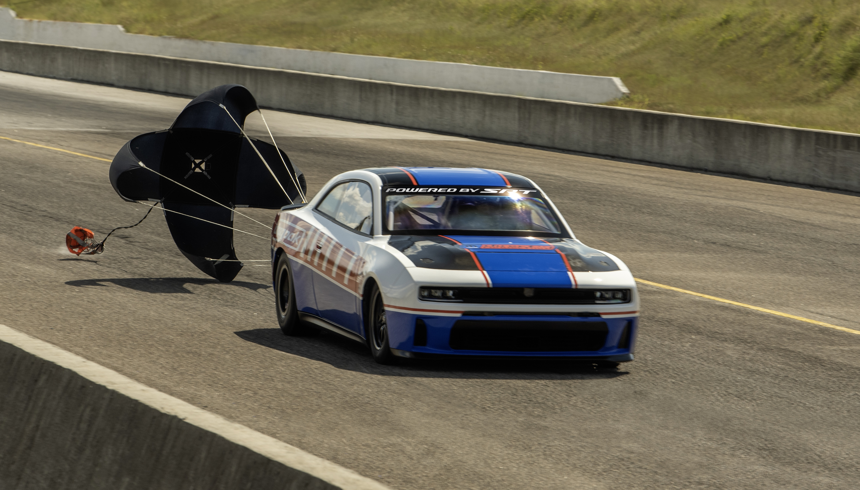 Dodge Charger Hustle Stuff Drag Pak 2026 tendrá un costo de 236,000 dólares.