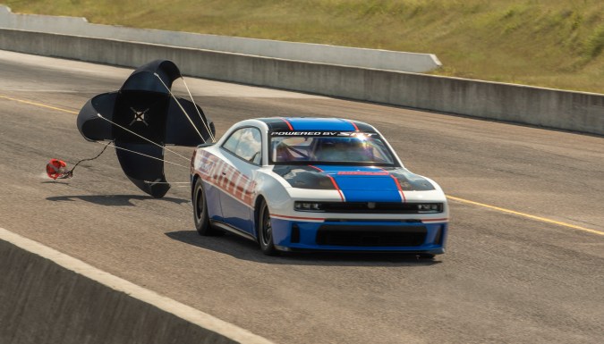 Dodge Charger Hustle Stuff Drag Pak 2026 tendrá un costo de 236,000 dólares.