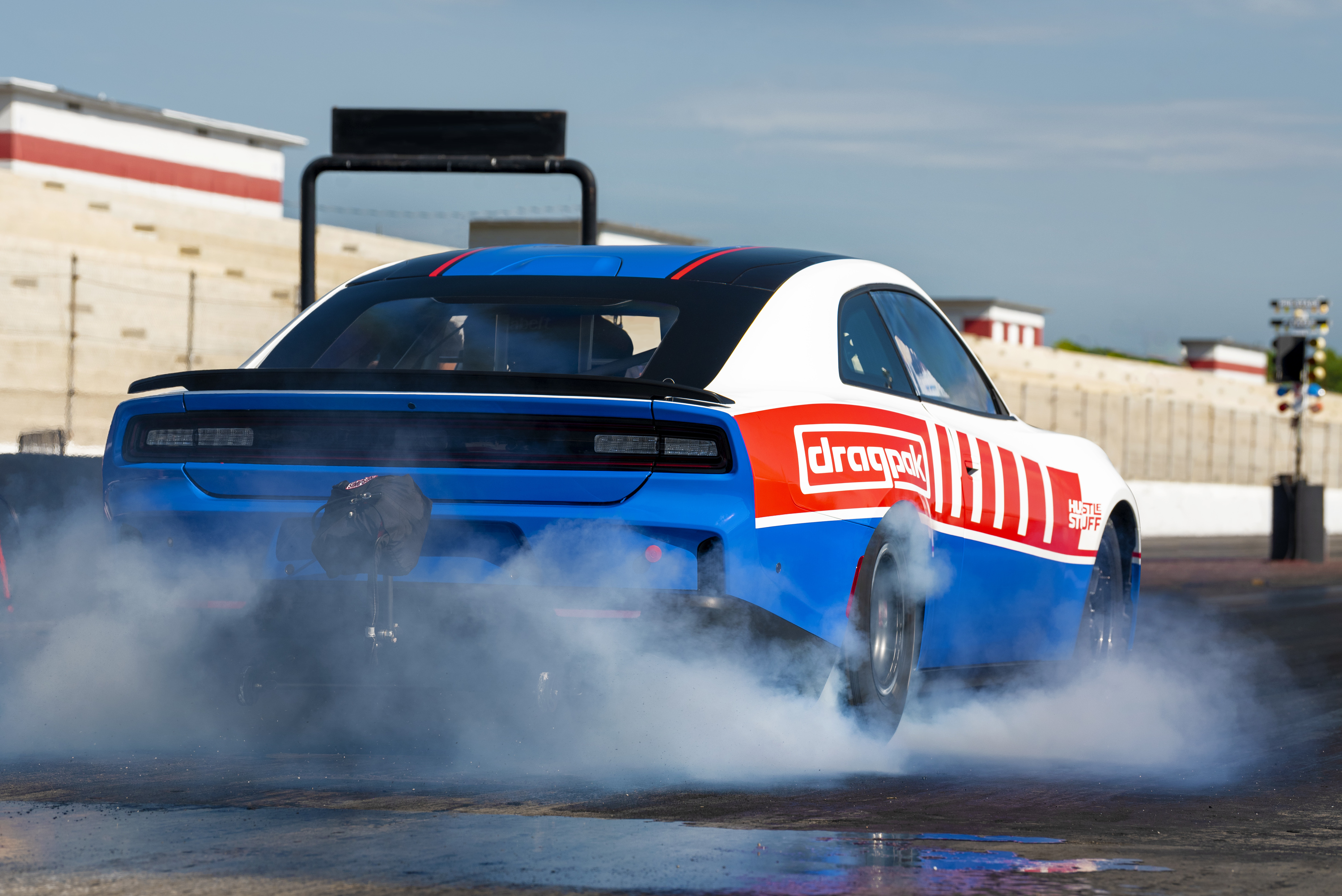Dodge Charger Hustle Stuff Drag Pak 2026 está diseñado para carreras en cuarto de milla.