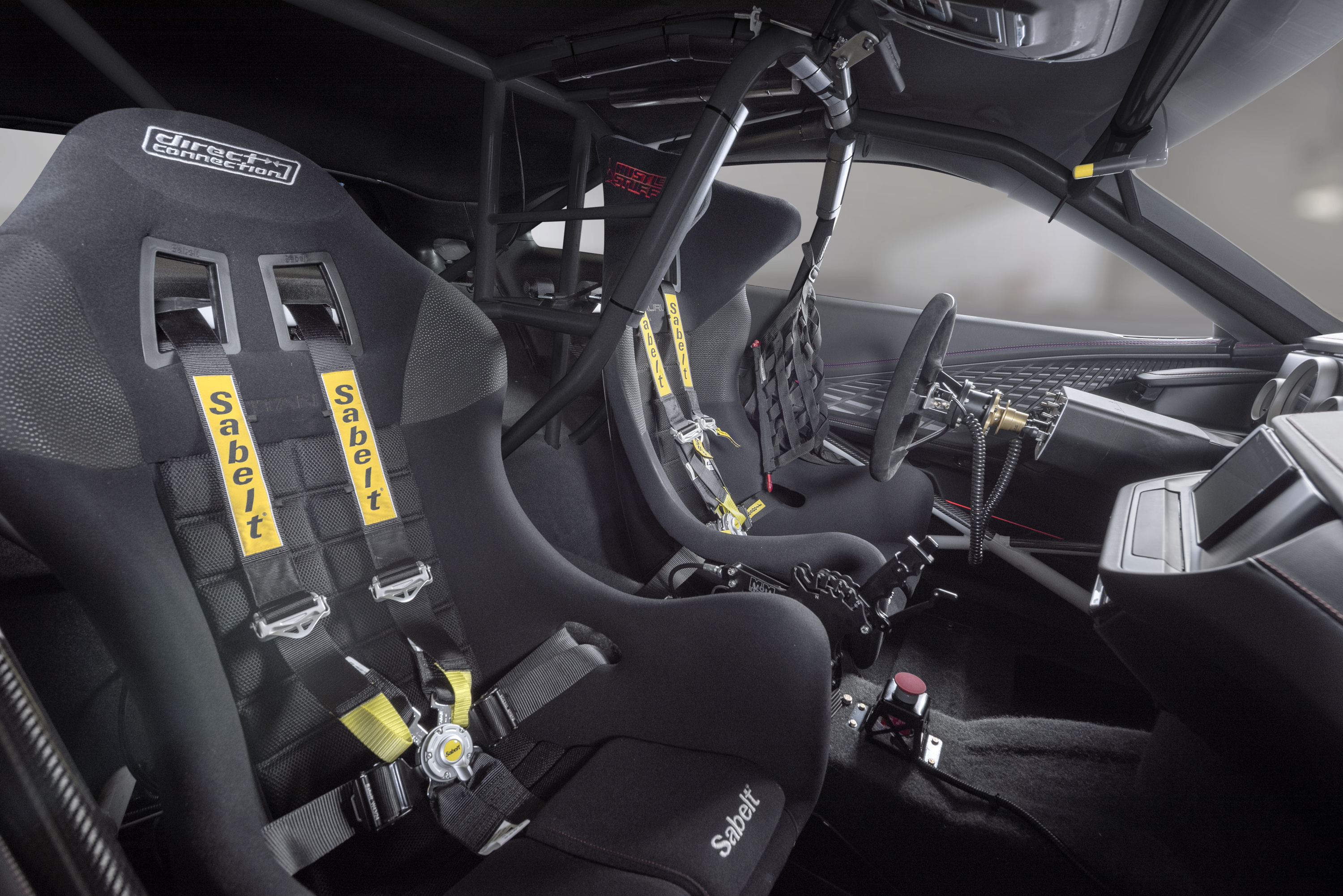 Dodge Charger Hustle Stuff Drag Pak 2026 tiene una jaula antivuelco.