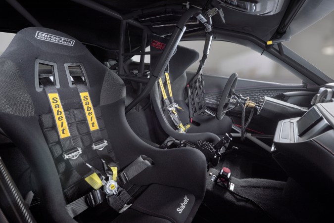 Dodge Charger Hustle Stuff Drag Pak 2026 tiene una jaula antivuelco.