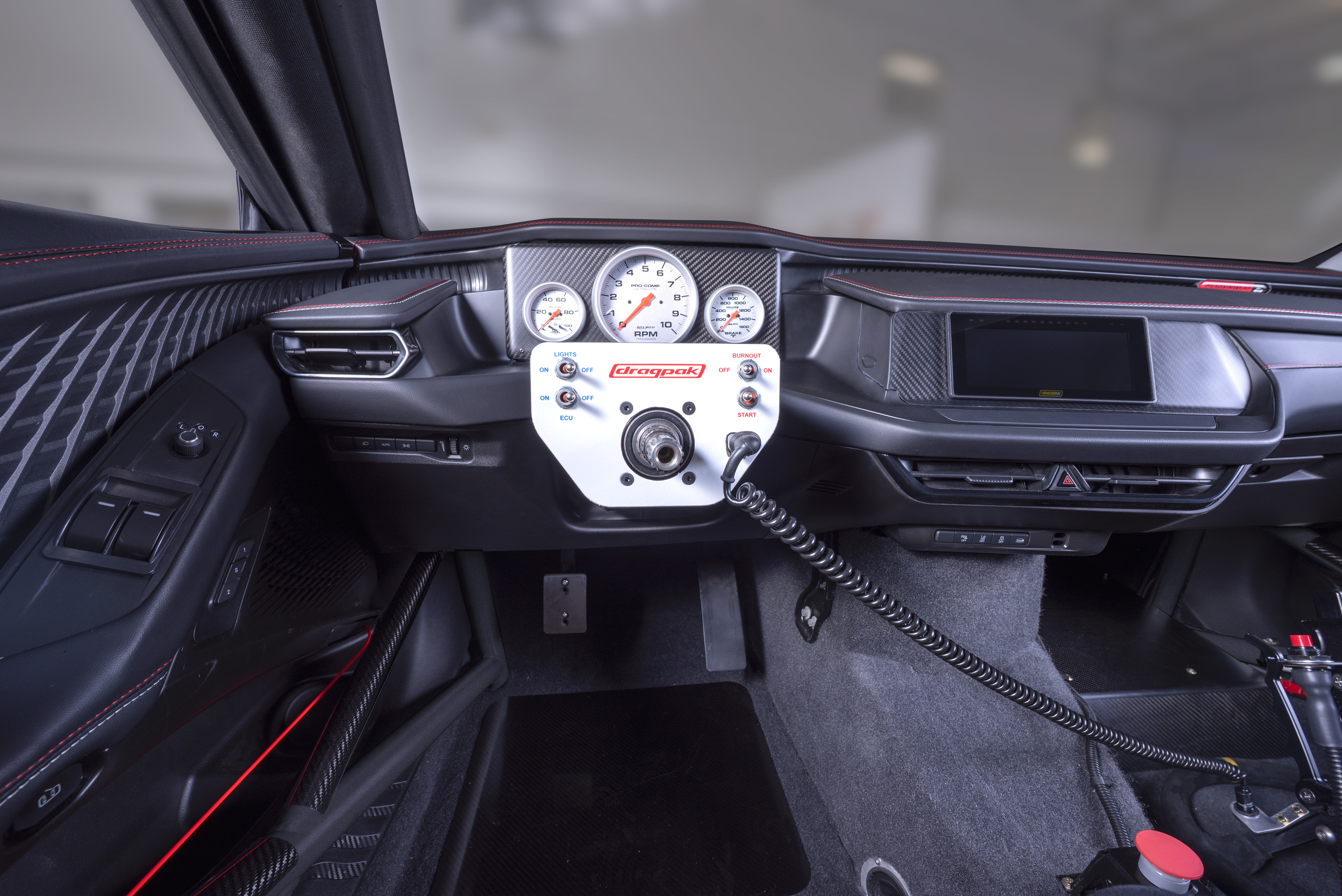 Dodge Charger Hustle Stuff Drag Pak 2026 tiene un volante especial de carrera.