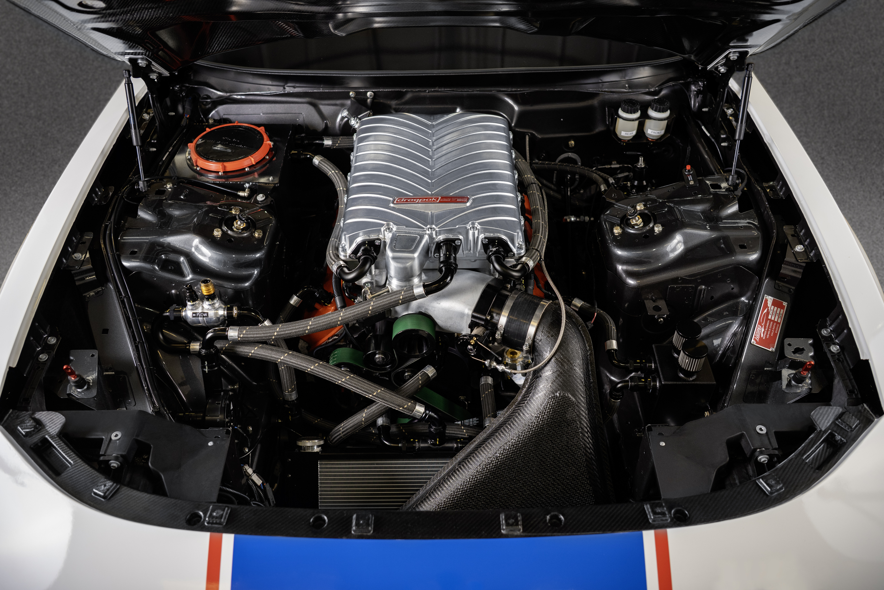 Dodge Charger Hustle Stuff Drag Pak 2026 tiene un motor SRT Hemi V8.