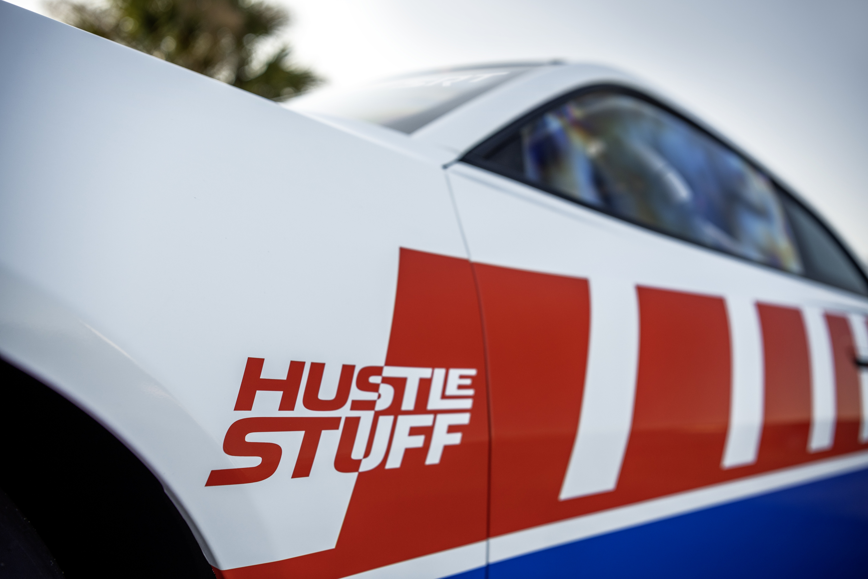 Dodge Charger Hustle Stuff Drag Pak 2026 tiene elementos Hustle Stuff de Mopar.