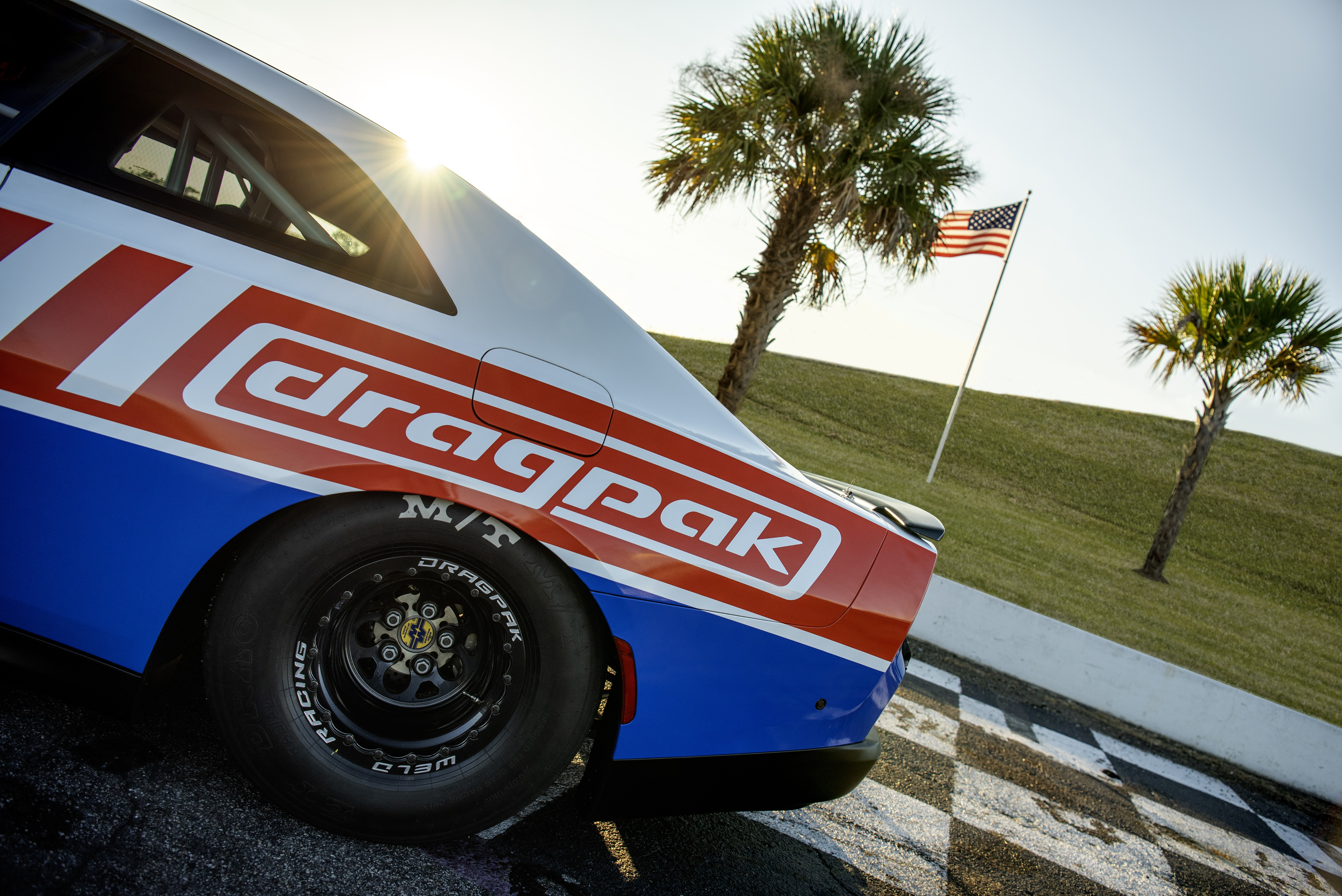 Dodge Charger Hustle Stuff Drag Pak 2026 está diseñado para carreras en rectas.