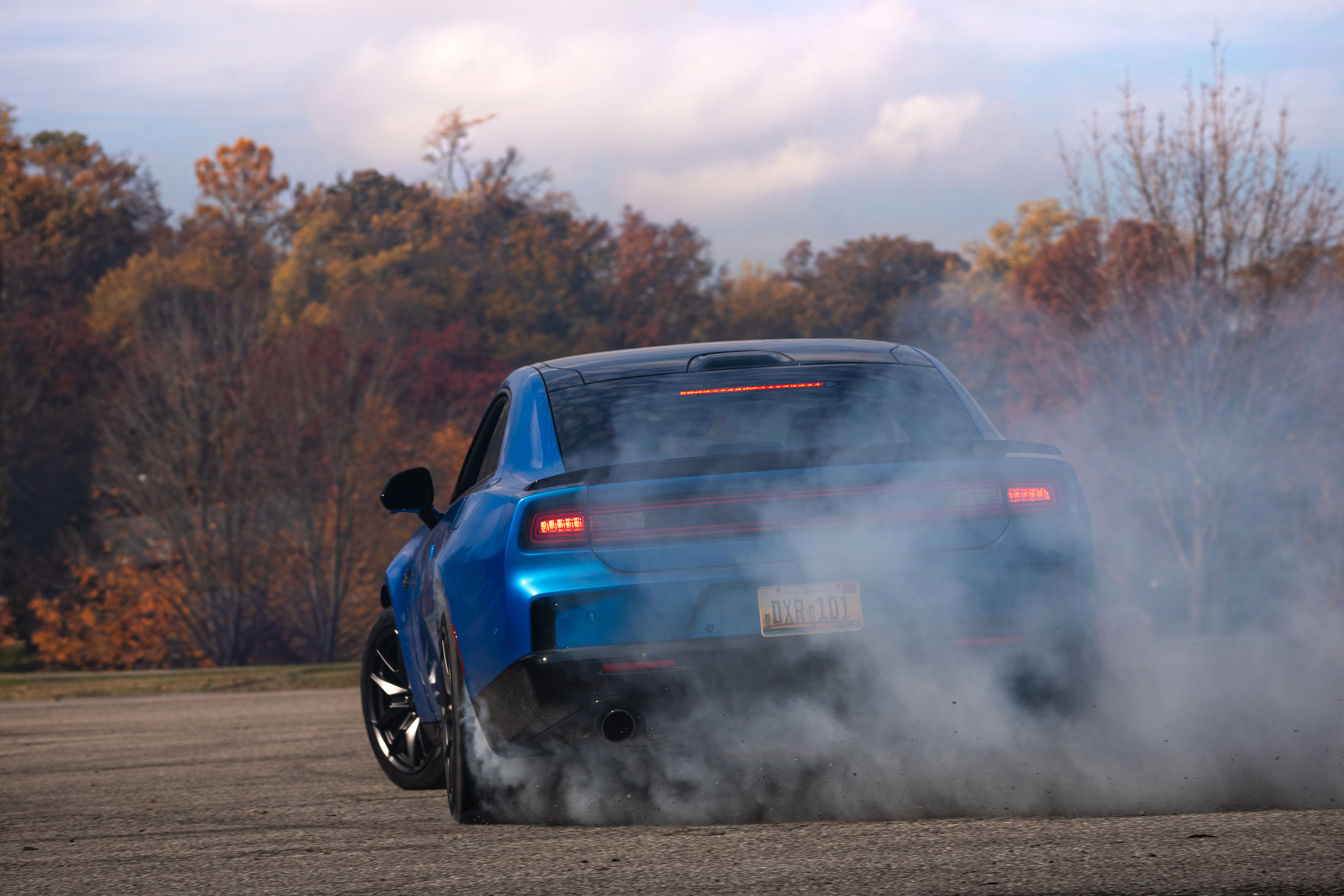 Dodge Charger Scat Pack 2026 tiene configuración RWD para derrapes.