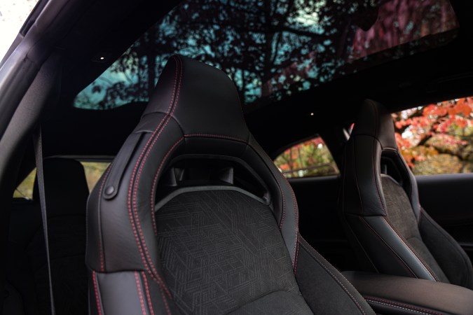 Dodge Charger Scat Pack 2026 tiene un interior elegante y deportivo.