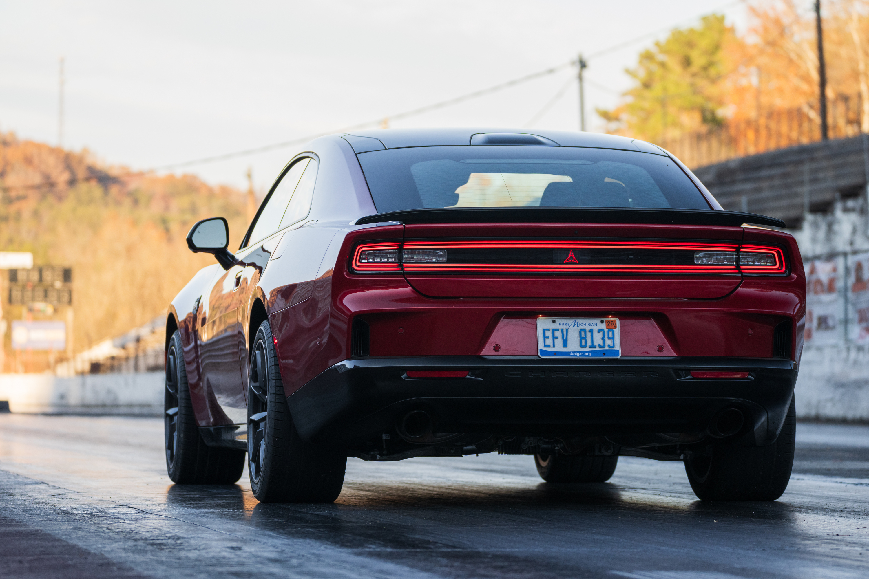 Dodge Charger Scat Pack 2026 puede hacer un tiempo de 12 segundos en un cuarto de milla.