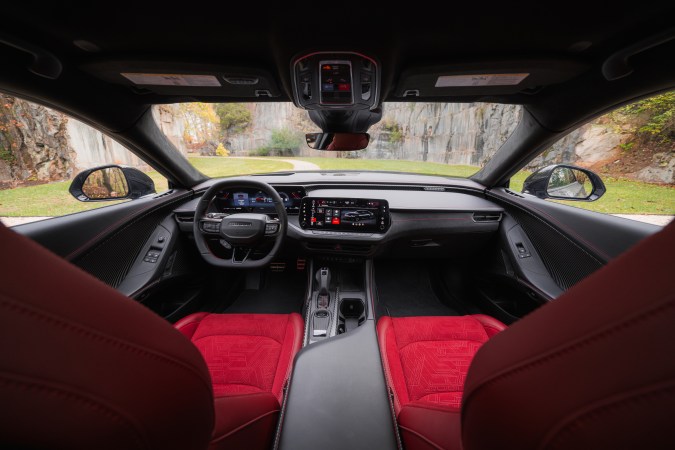 Dodge Charger Scat Pack 2026 tiene un interior elegante.
