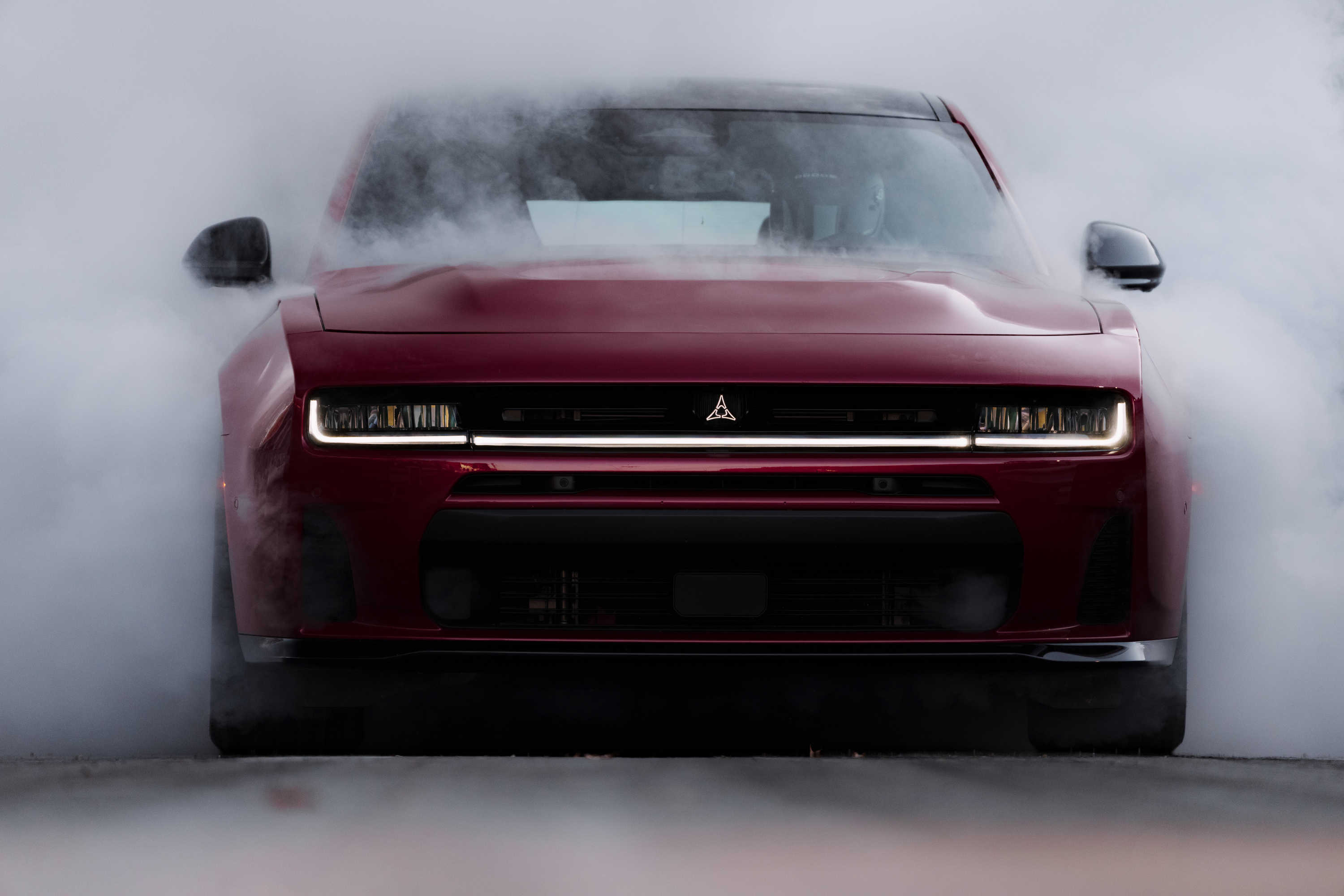 Dodge Charger Scat Pack 2026 tiene una potencia de 550 caballos de fuerza.