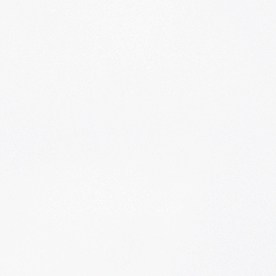 Familia feliz que disfruta del tiempo juntos cerca del coche eléctrico fuera del hogar moderno