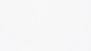 Familia feliz que disfruta del tiempo juntos cerca del coche eléctrico fuera del hogar moderno