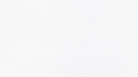 Familia feliz que disfruta del tiempo juntos cerca del coche eléctrico fuera del hogar moderno