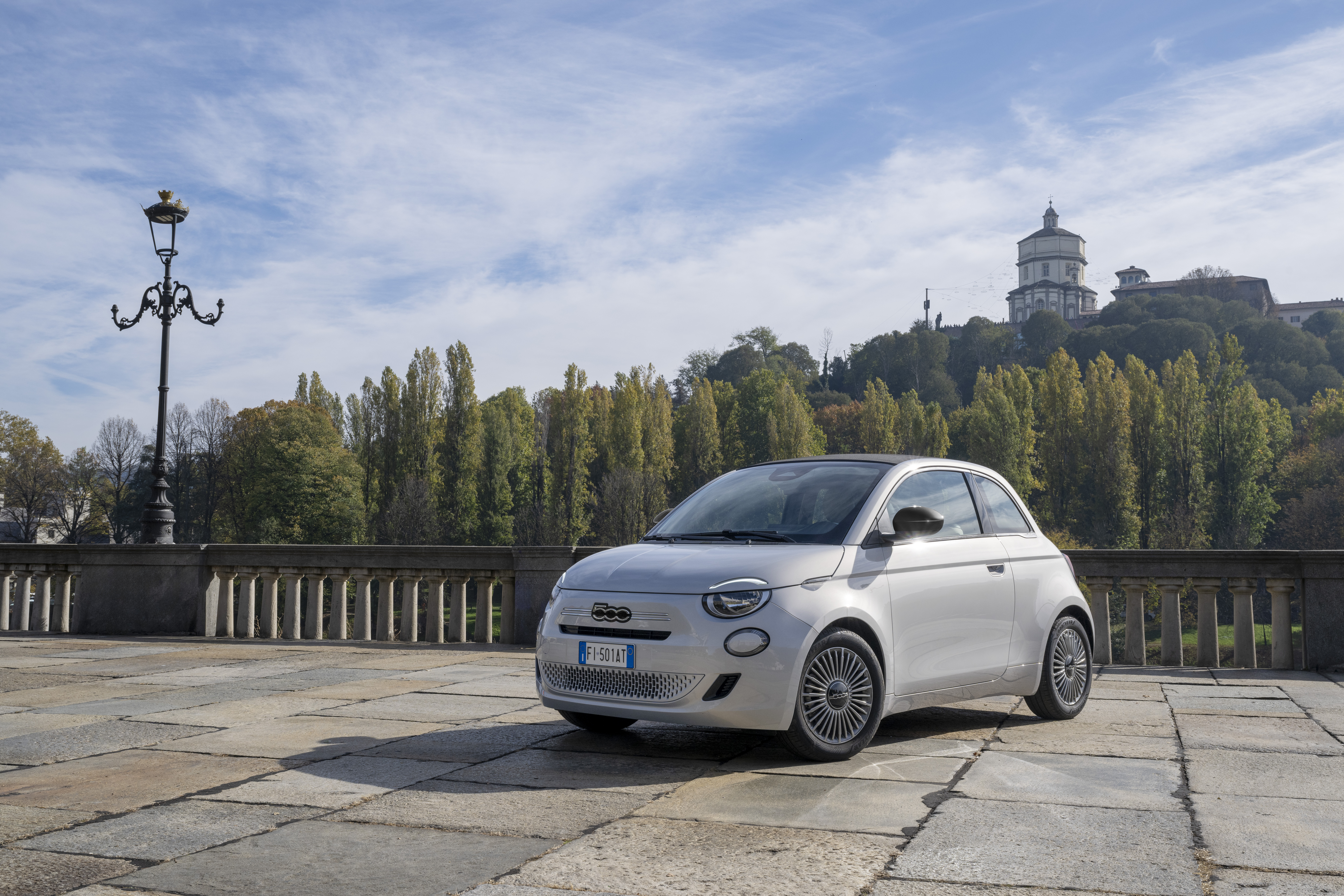 Fiat 500 Hybrid tendrpa un precio menor a los $30,000 dólares.
