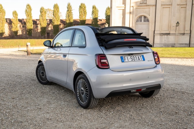 Fiat 500 Hybrid llega con versiones hatchback y convertible.