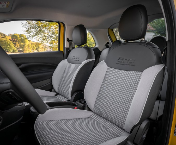Fiat 500 Hybrid tiene varios acabados únicos.