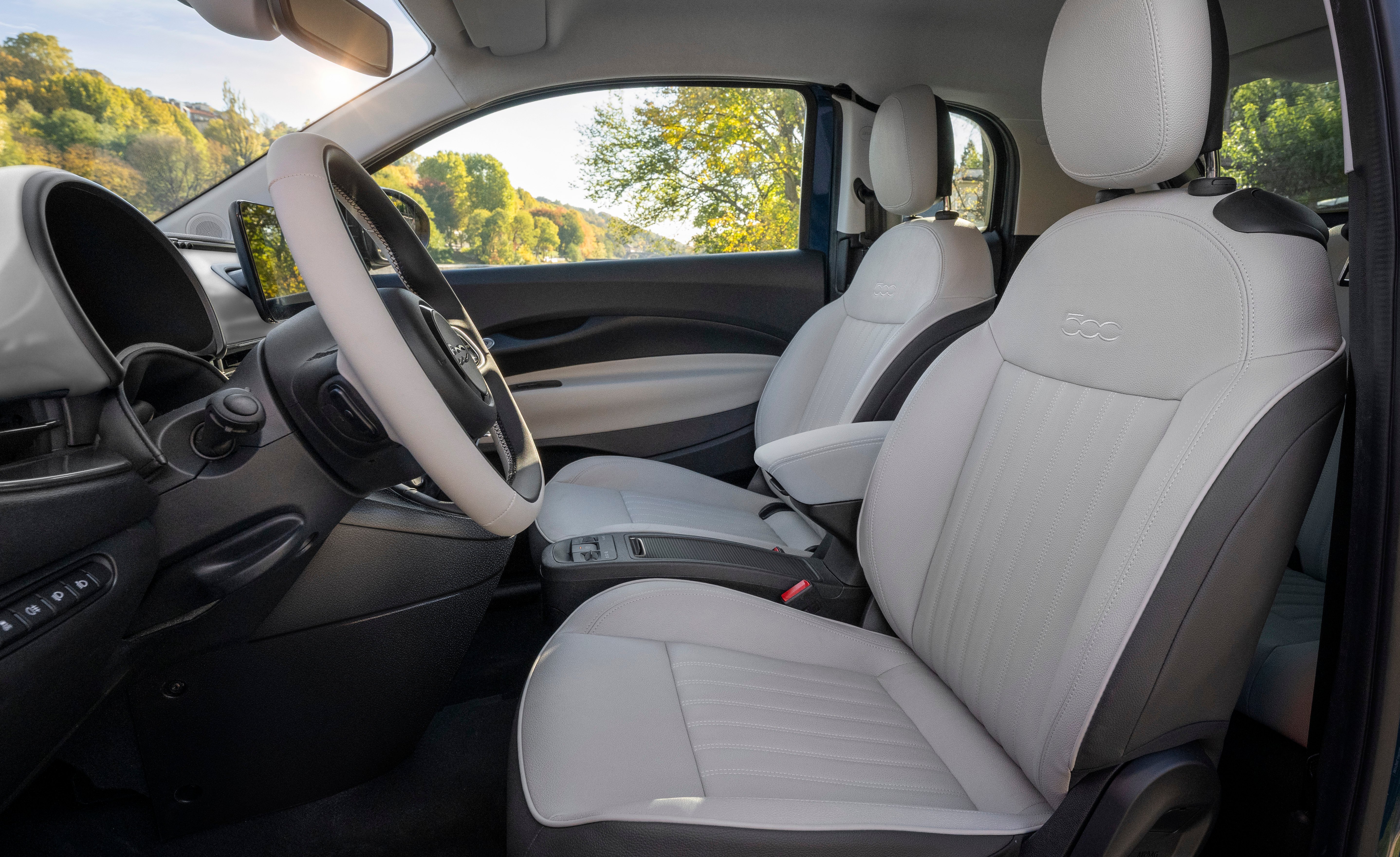 Fiat 500 Hybrid tiene un interior de alta calidad.