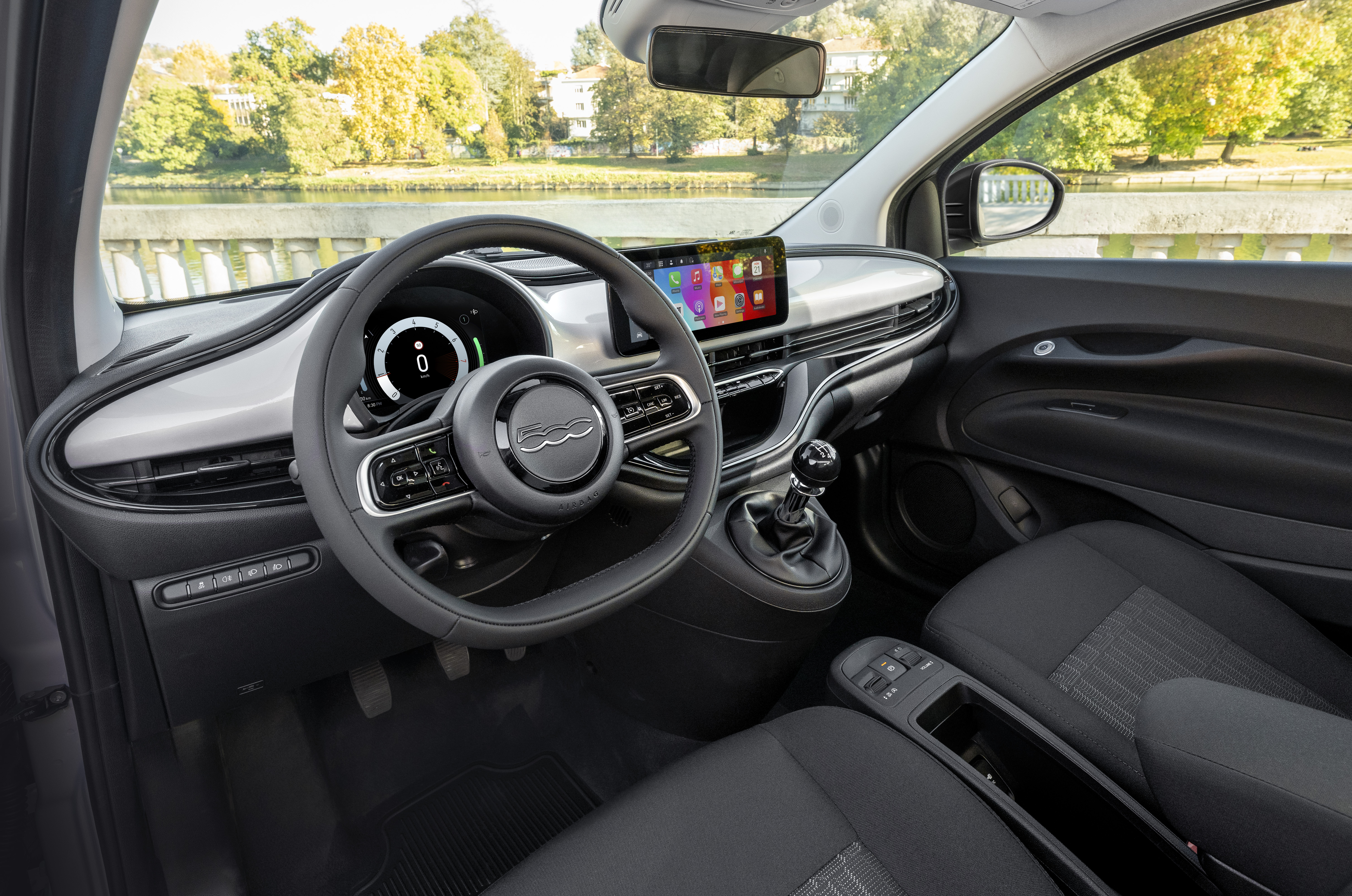 Fiat 500 Hybrid tiene un interior elegante.