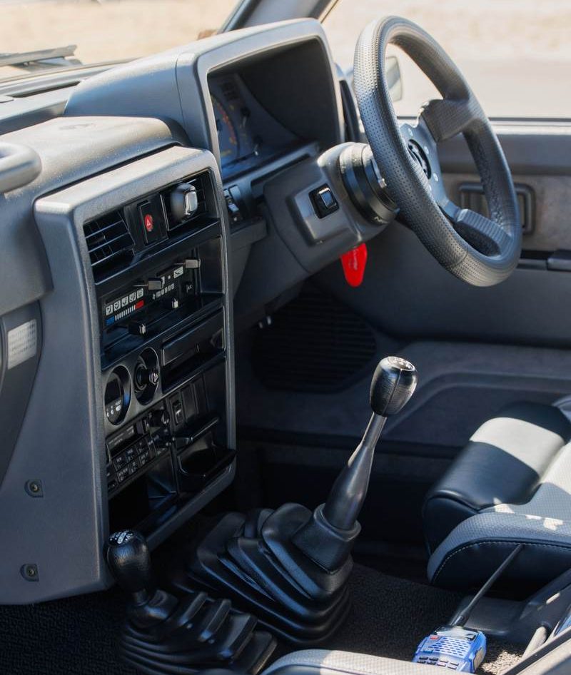 Nissan Patrol Y60 1990 por Forsberg Racing mantiene un interior clásico.