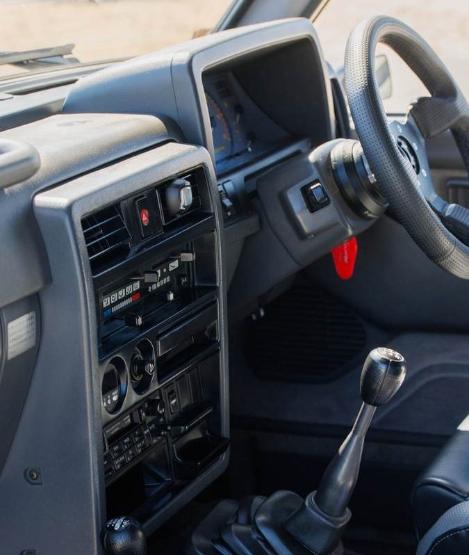 Nissan Patrol Y60 1990 por Forsberg Racing mantiene un interior clásico.